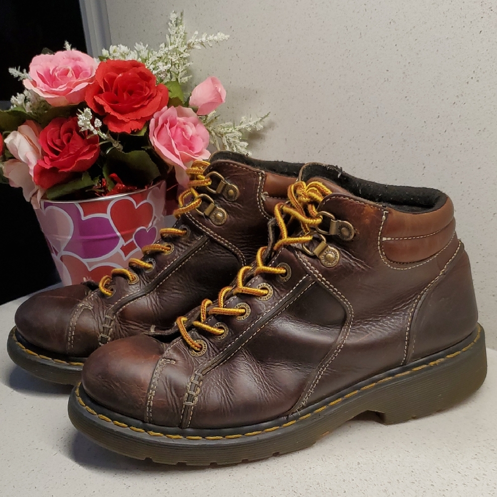 Unisex Vintage Dr.MARTENS (sz M9 - W10)